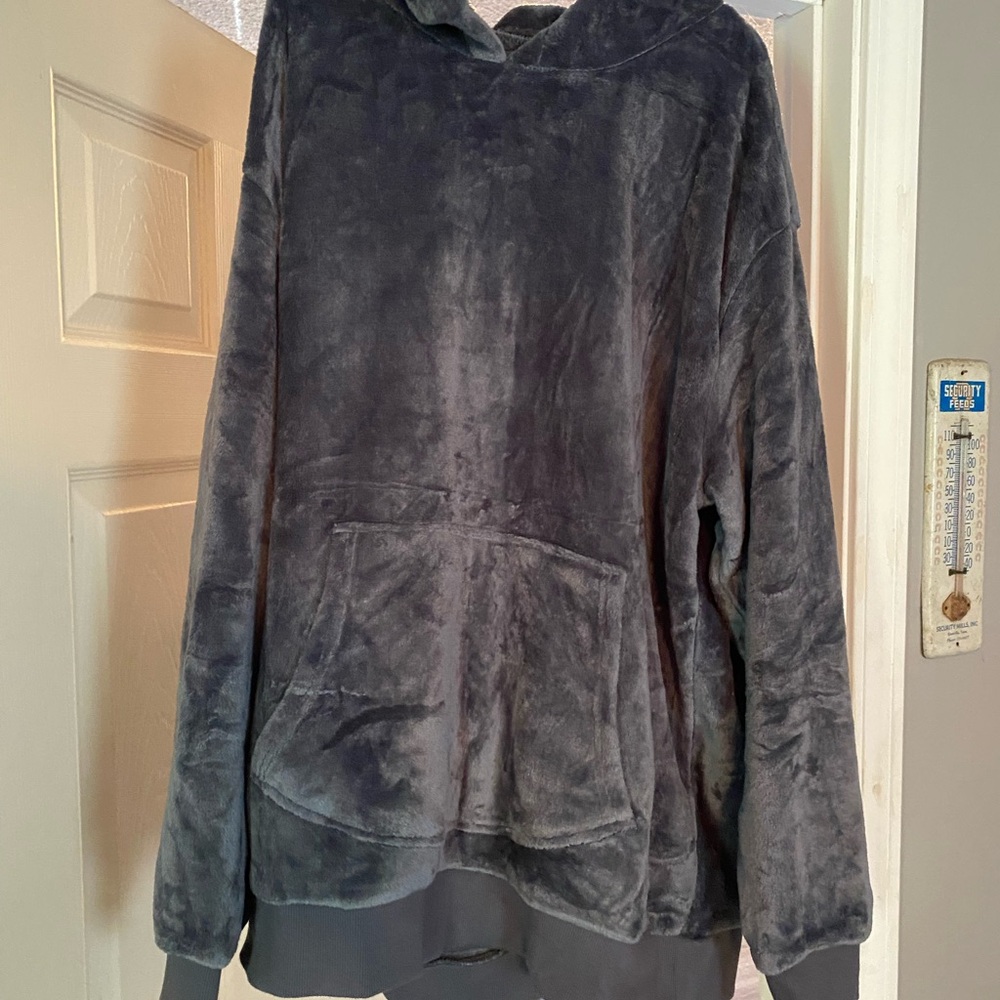 Gray Cozy Sweatshirt with Hood and Relaxed Fit